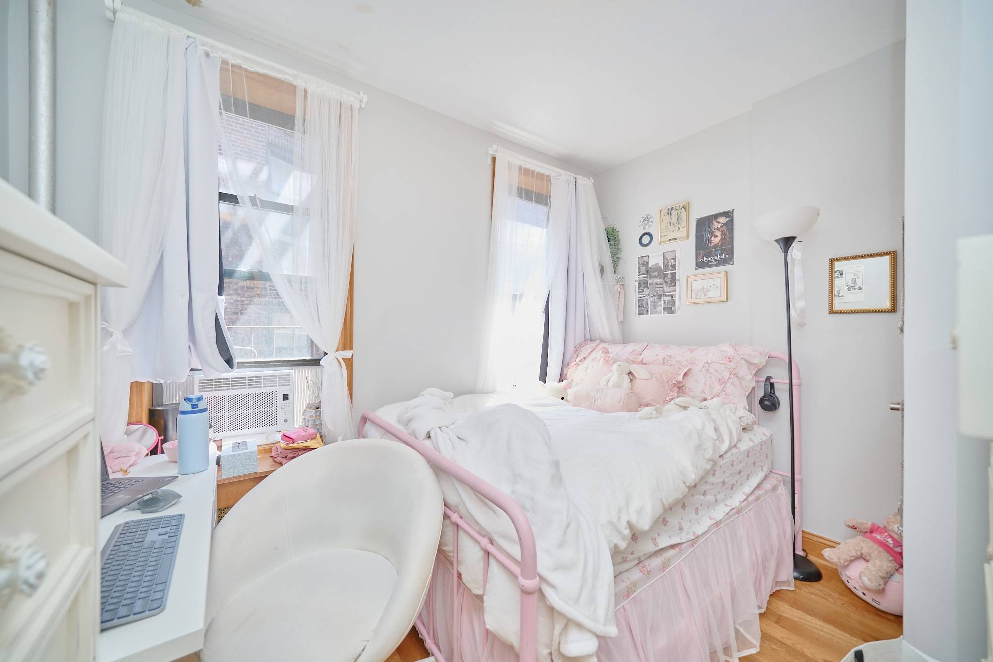 APARTMENT FEATURES Queen sized bedroomsDishwasherWindowed kitchenBreakfast barGranite kitchenFrench doorsCherry Wood CabinetsBright amp ; SunnyBUILDING FEATURESPets allowedLive in SuperLaundry next door to building, Close to the Highline, Bryant Park, Mad