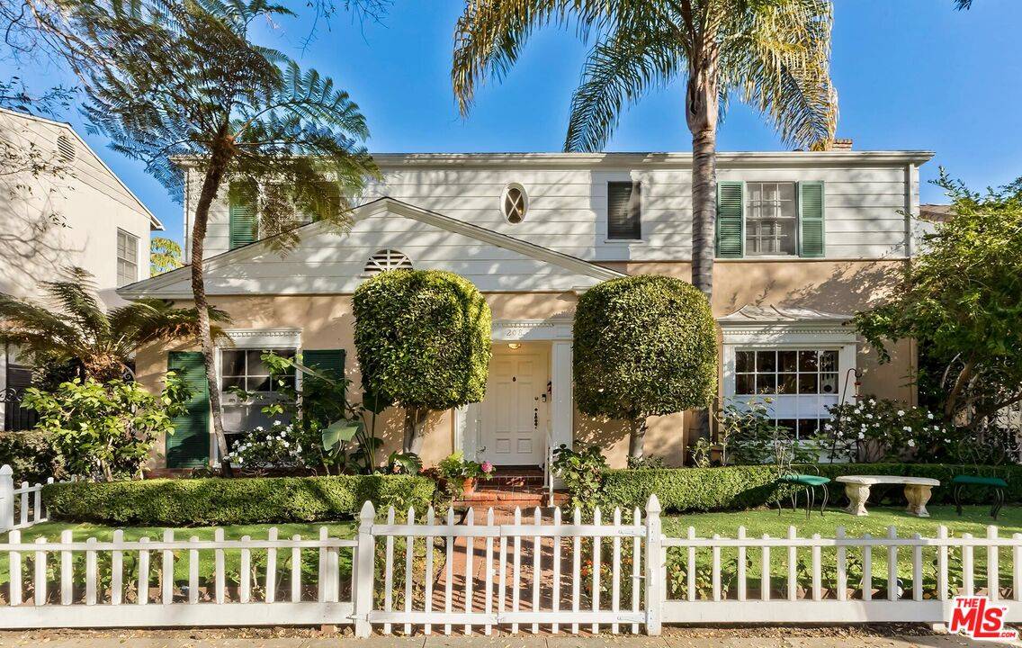 208 1/2  El Camino Dr 2BR Beverly Hills La