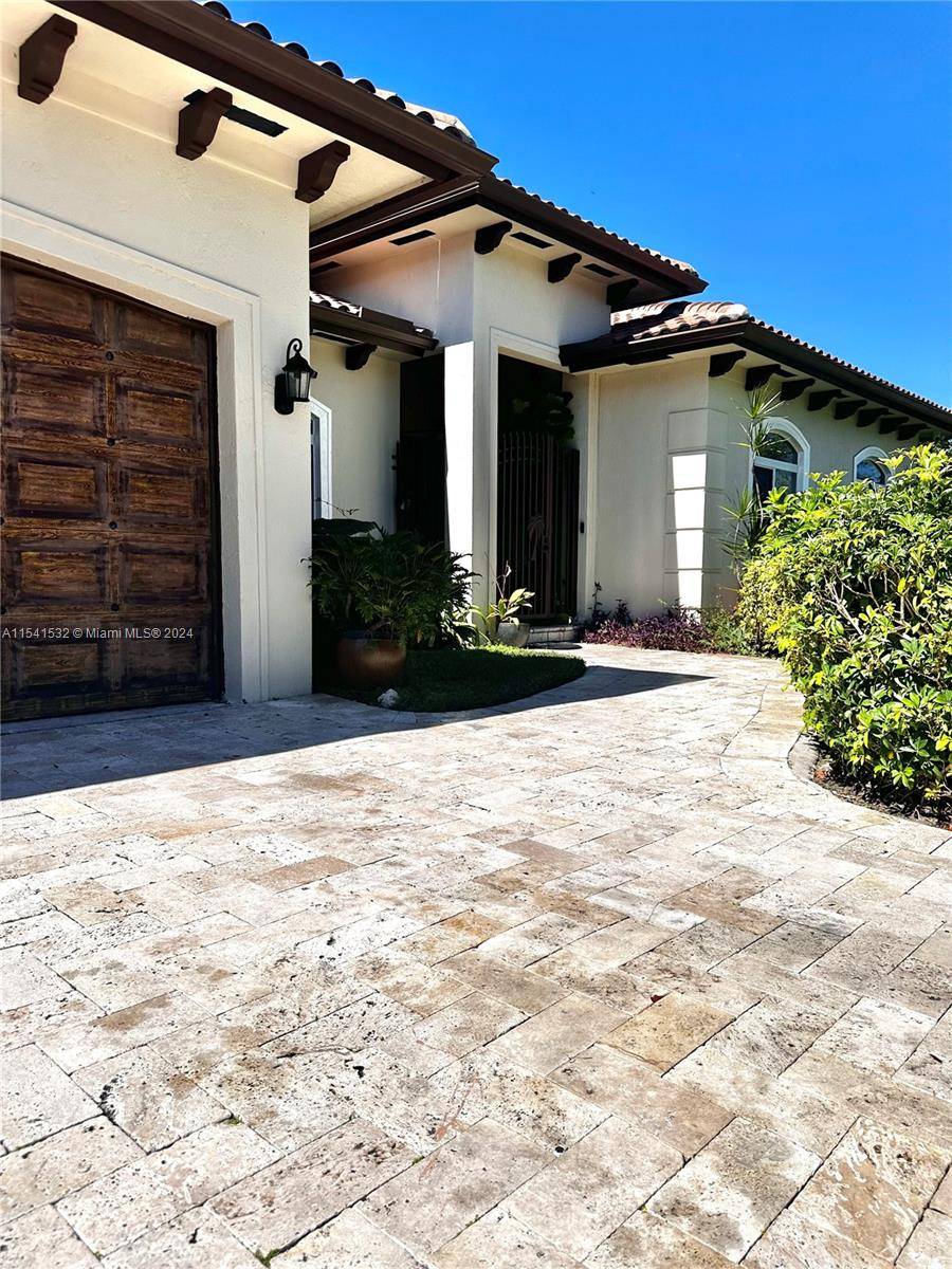 TRUE OVER HALF ACRE ESTATE HOME IN THE REDLAND AREA OF MIAMI This Home is perfect for a VERY LARGE family sitting on a corner lot with ample parking and ...