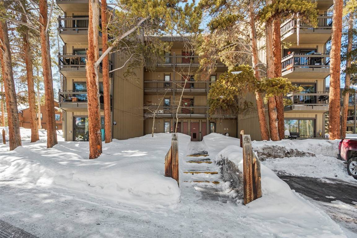 Spacious top floor 2 BR, 1 BA unit boasts vaulted ceilings, extra windows, open floor plan AND faces southeast for optimal sun, views and quiet.