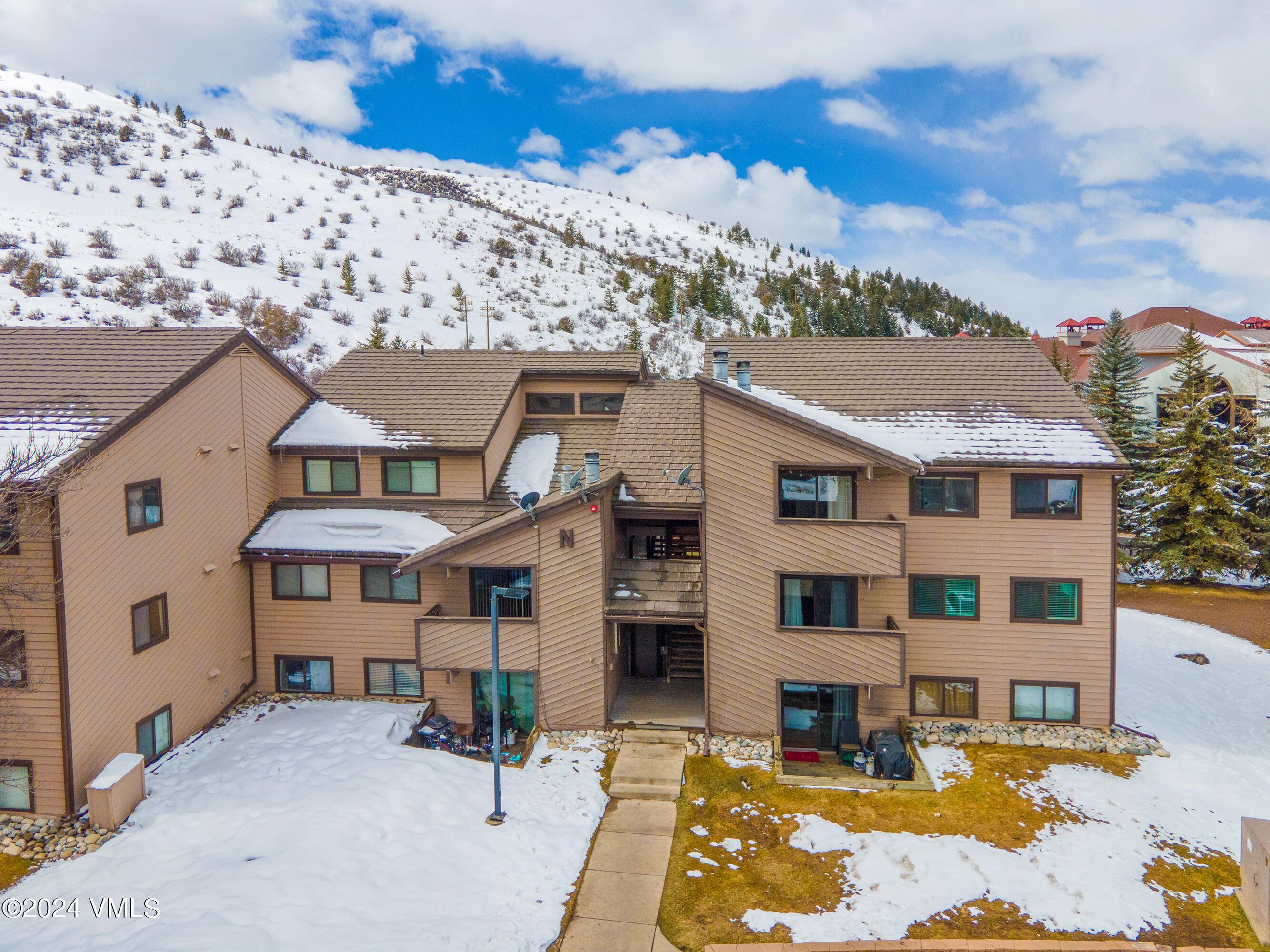 Conveniently nestled across the street from the Bear parking lot for quick access to the free Beaver Creek Ski Resort shuttle, this charming 2 bedroom, 2 bathroom condo showcases a ...