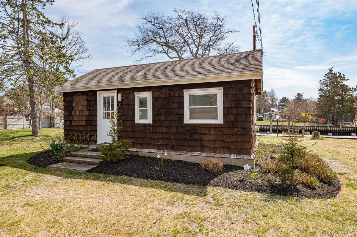 Charming beach cottage steps from Ponquogue Beach