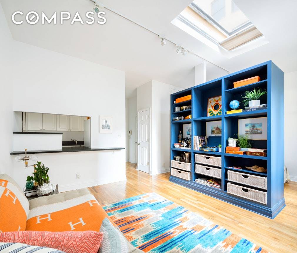 Welcome to 56 Court St, a top floor alcove studio with a Private Roof Space of about 450sq ft Perfect layout with a custom built in bookcase with storage that ...