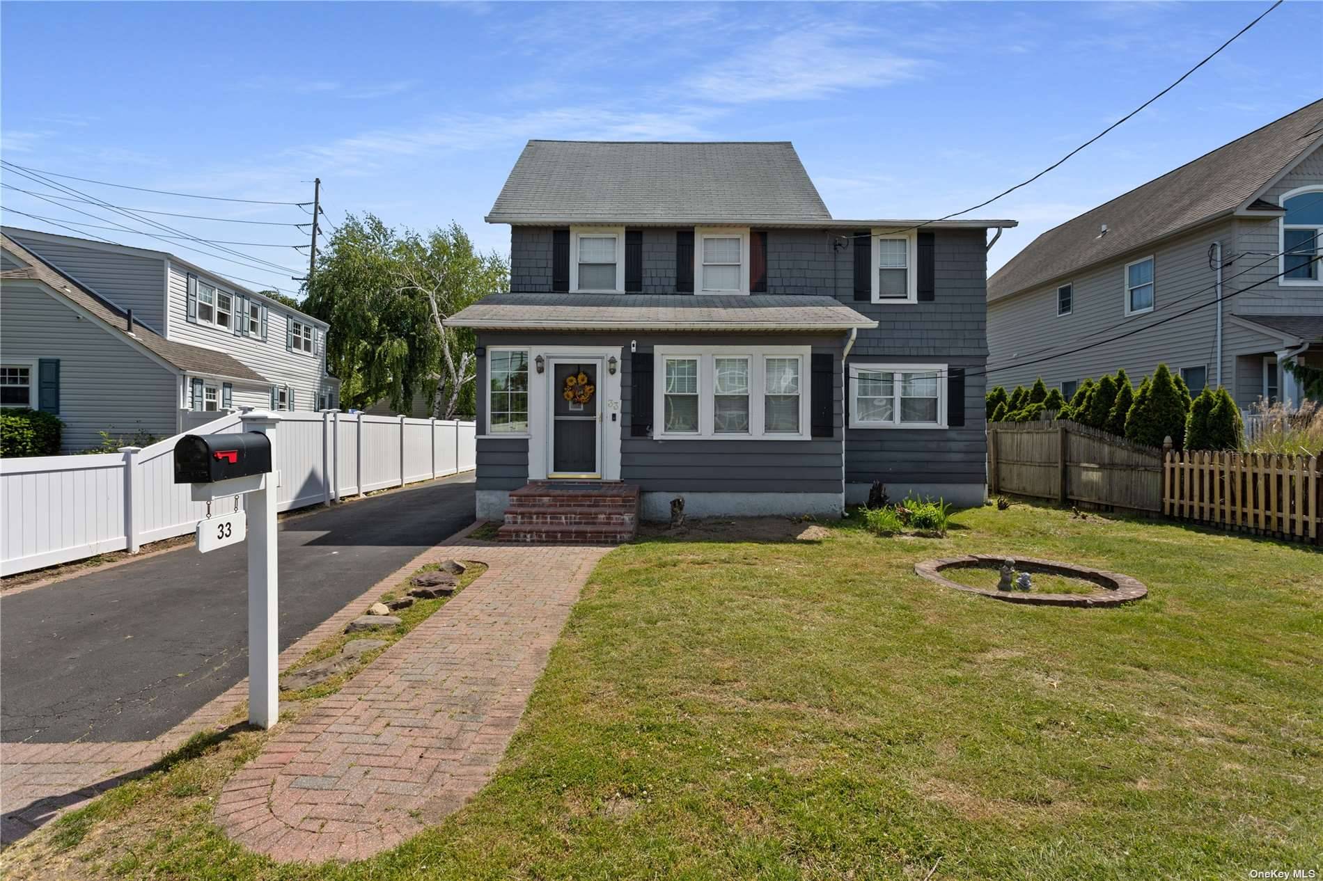 Welcome to 33 Maplewood Rd in the heart of West Babylon !