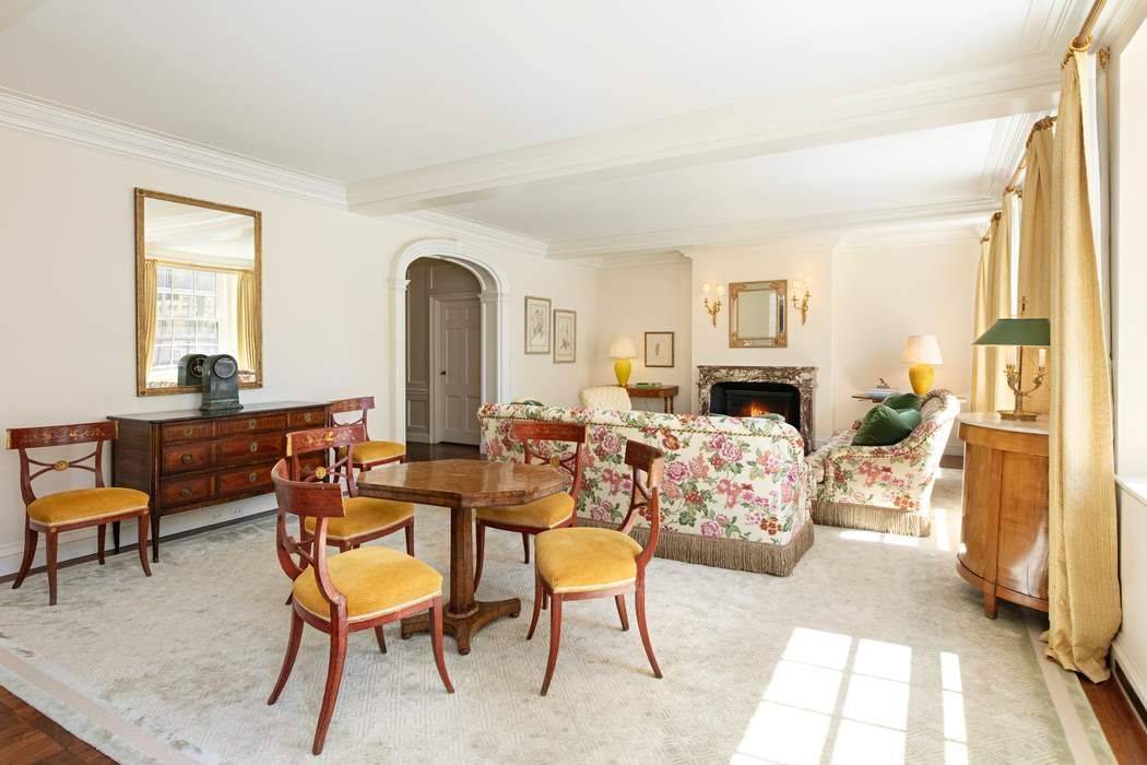 Perfectly located in the heart of the Upper East Side, this wonderful full floor residence benefits from an expansive and versatile layout and elegant proportions.