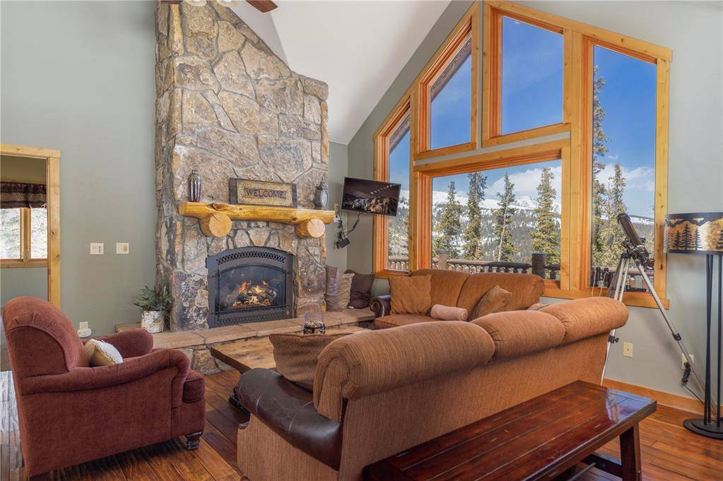 This is your mountain dream home.