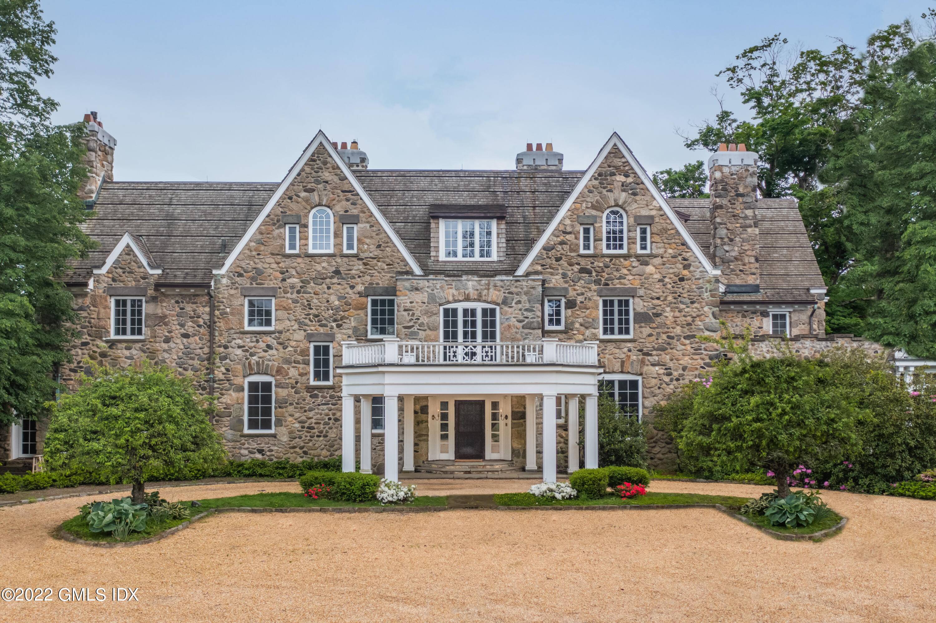 A truly breathtaking remodel of a 1906 masterpiece Brae Burn Farm, one of the most exquisite and well preserved estates in Greenwich, is offered after extensive renovation.