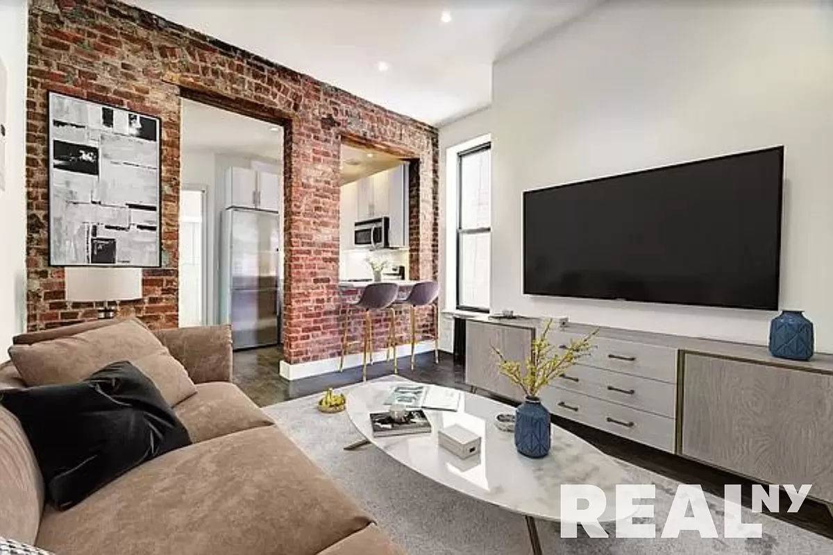 Nicely renovated TRUE 3BR in an amazing location right on the border of Nolita and the Lower East Side.