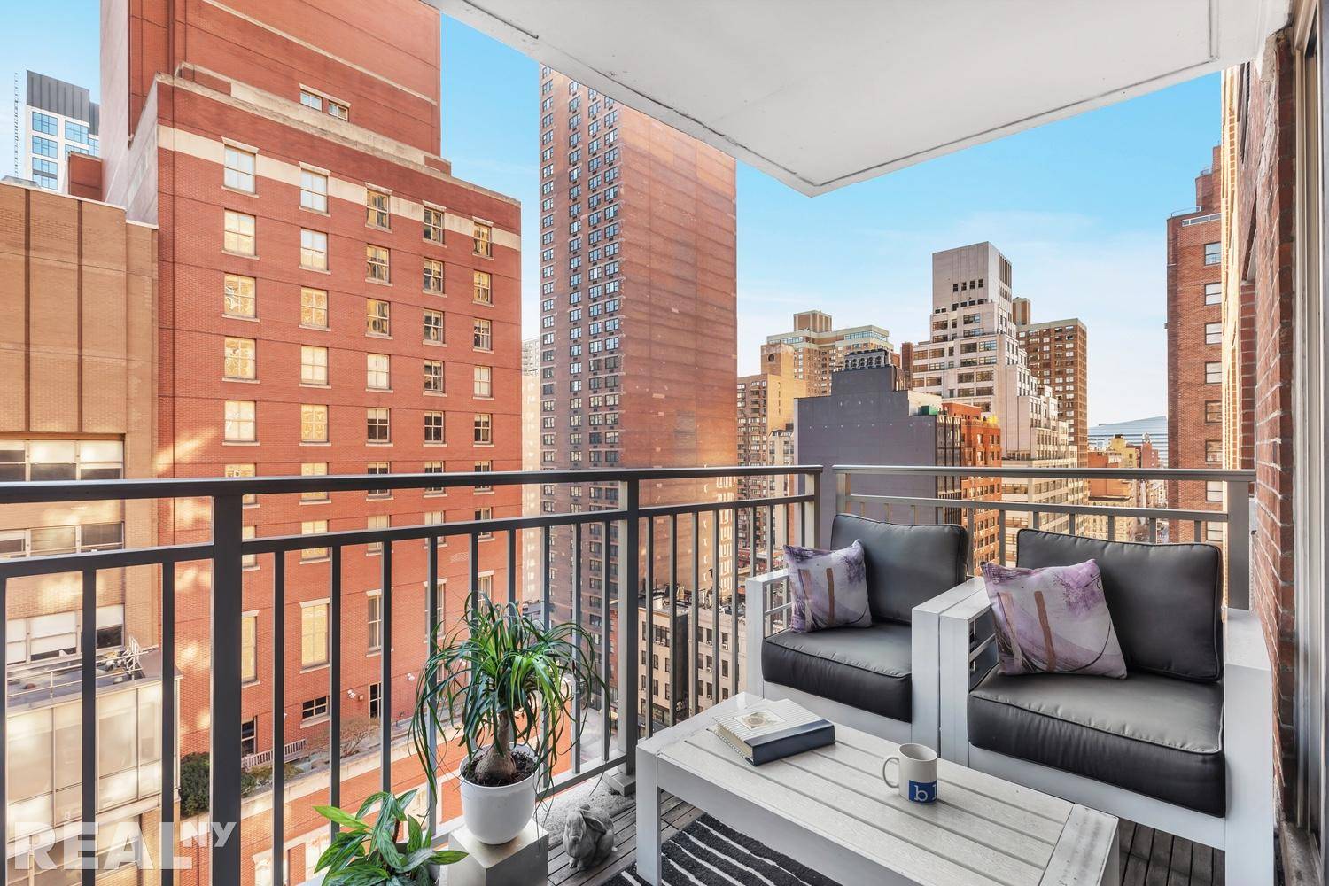 Residence 12G is a rare one bedroom located on the cross streets of acclaimed Lexington Avenue and East 35th Street.