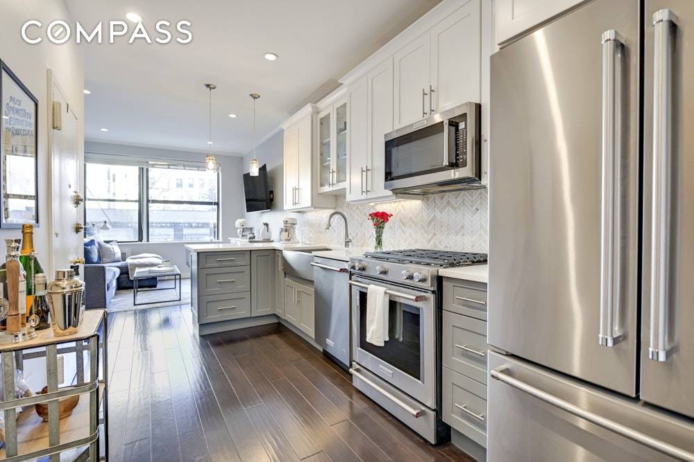 Stunning mint condition one bedroom with Washer Dryer in unit near the Second Avenue subway !