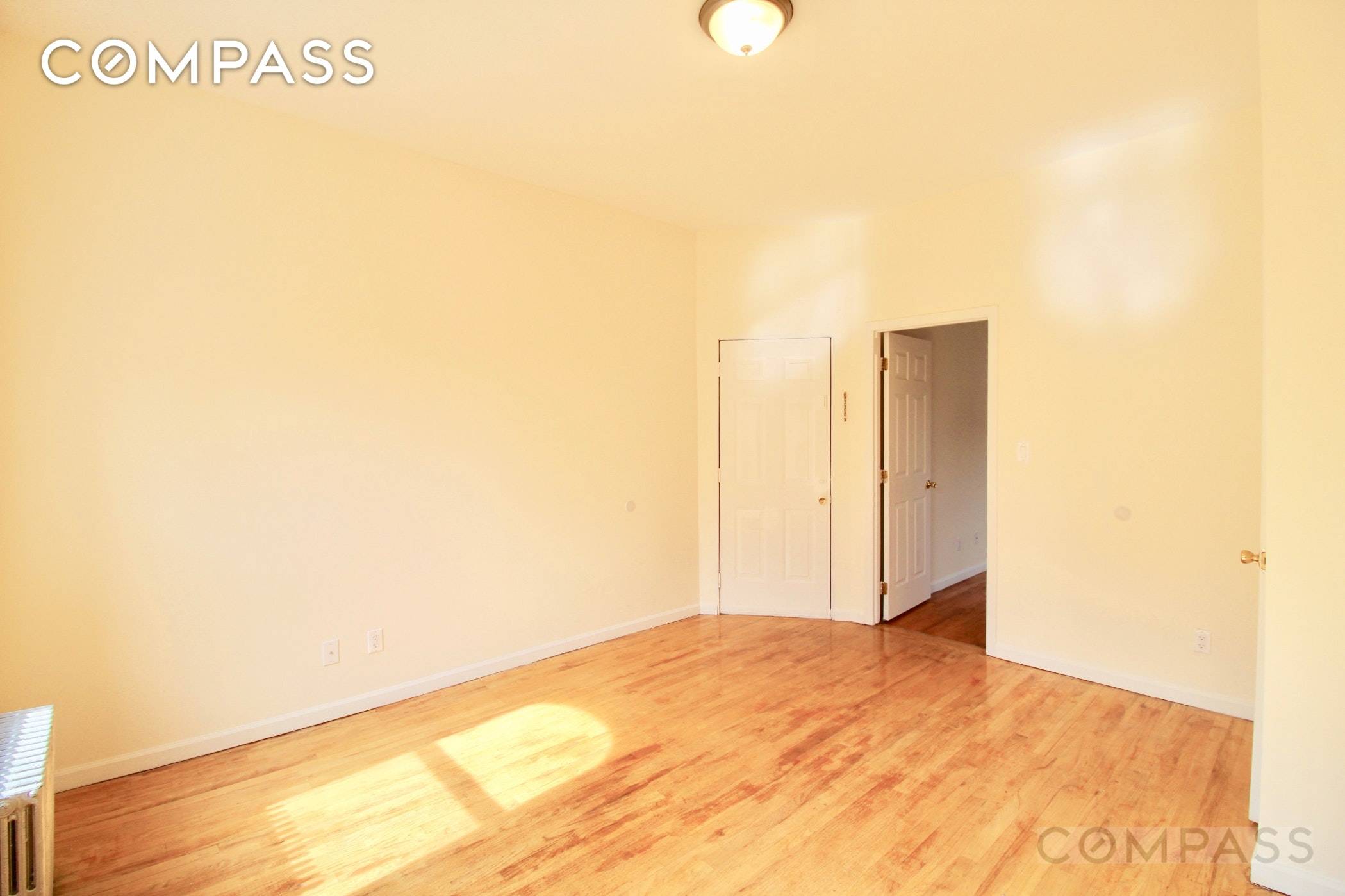 The apartment This beautiful sundrenched apartment is located in a perfect maintained townhouse in Prime Park Slope.