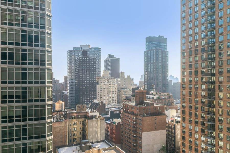 Wake up to picturesque city views in this sunny, high floor apartment !