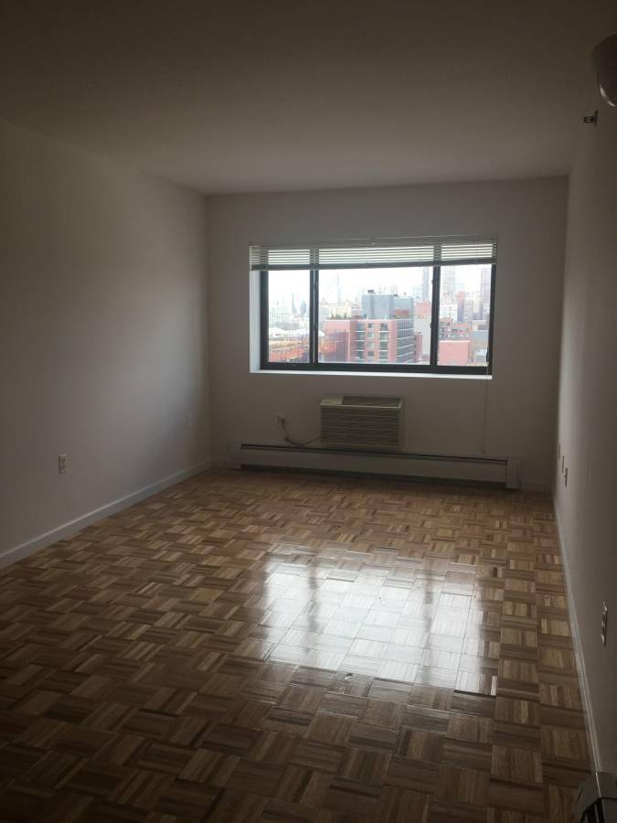 Two 2 bedroom apartment with oversized windows with western Queens exposuresAvailable NOW for immediate move inHardwood floors throughoutStainless steel appliances including microwaveConvenient to major transportation Manhattan is 15 20 minutes ...