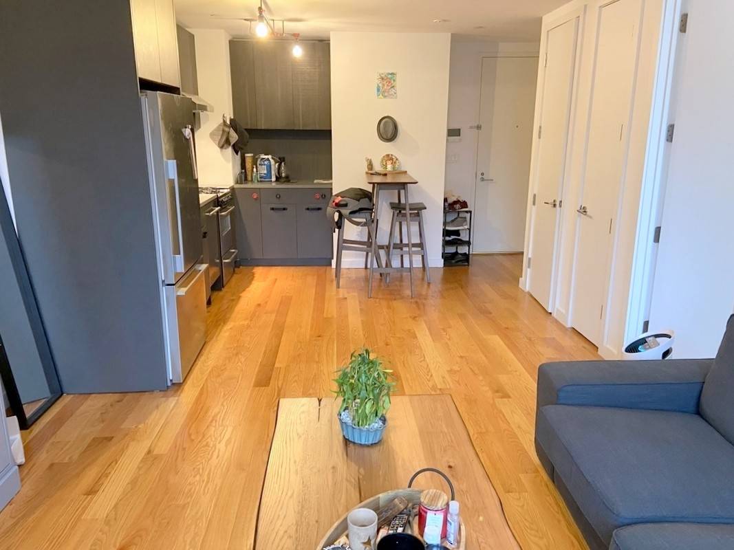 This Large and Luxurious 1 beds, 1 bath apartment features include Generous living room open to an high end kitchen with Stainless Steel appliances Dishwasher, Gas range, a hood and ...