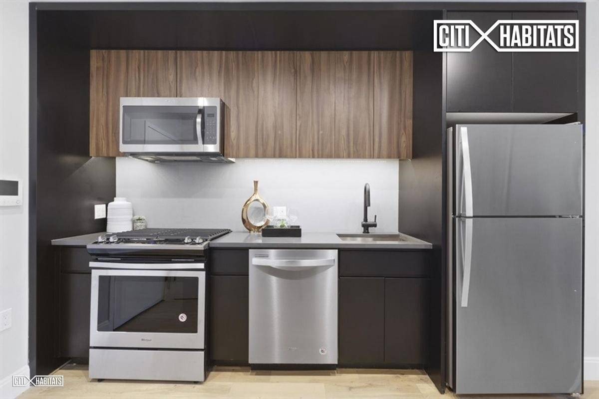NO BROKER FEEIf you're looking for the convenience of an amenity rich building paired with an authentic New York City neighborhood, look no further than Bridgeline, the Mott Haven neighborhood's ...