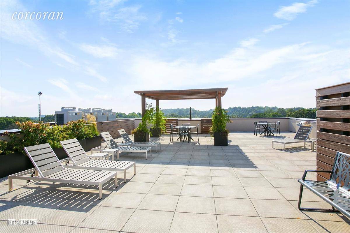 No Fee 2 Months FreePenthouse Southern Exposure High CeilingsNo move in feesInsurent and Guarantors acceptedDoormanBeautifully landscaped roof decks with BBQs and Prospect Park viewsIndoor ParkingResident's LoungeGourmet SupermarketYoga RoomFitness Center