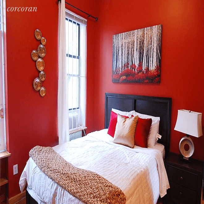 Stay close to all of the ATTRACTIONS of TIMES SQUARE in this quaint 1 bedroom w sofabed option.