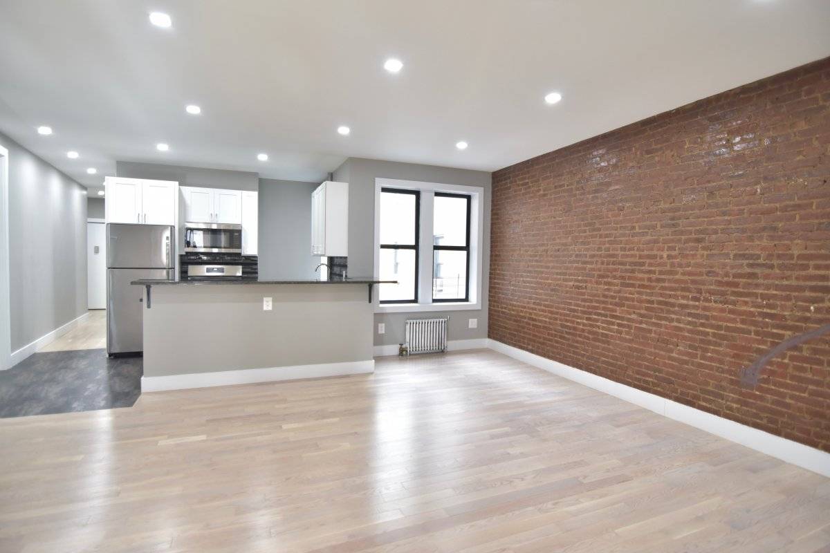 This beautiful 5 bedroom 2 bathroom apartment is in a great area in Washington Heights.