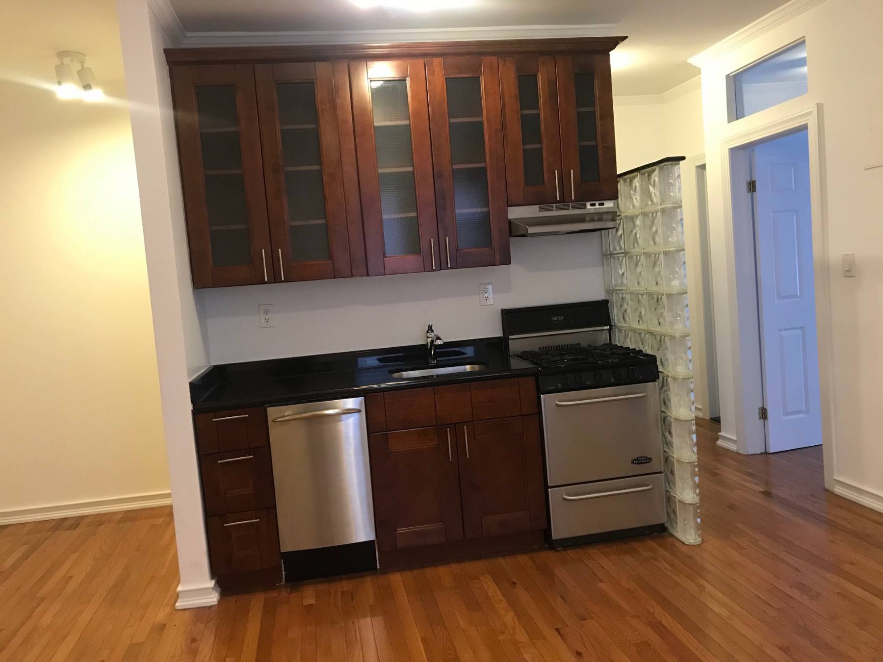 Large and bright 2 bed 1Bath on 4th fl, apartment is ideally located in a quiet tree lined block.
