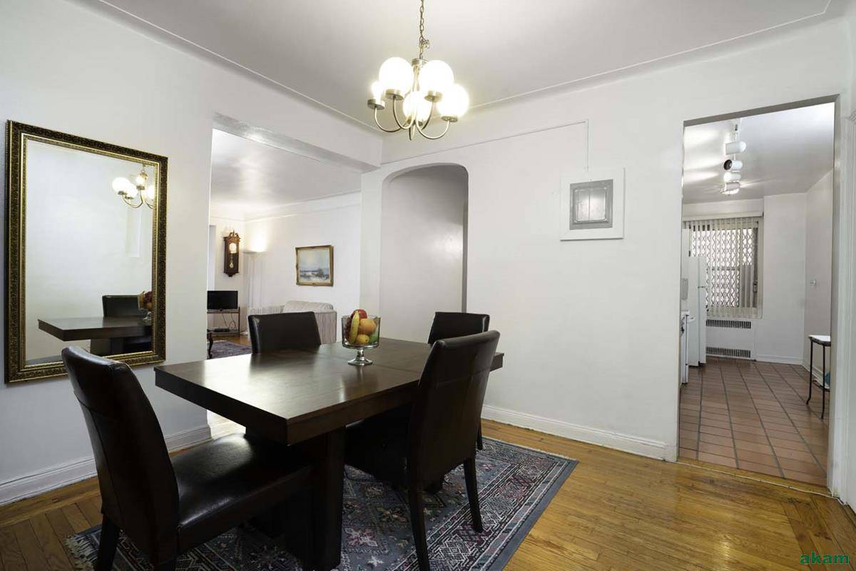A true gem ! This oversized sunny prewar one bedroom has extremely great space.
