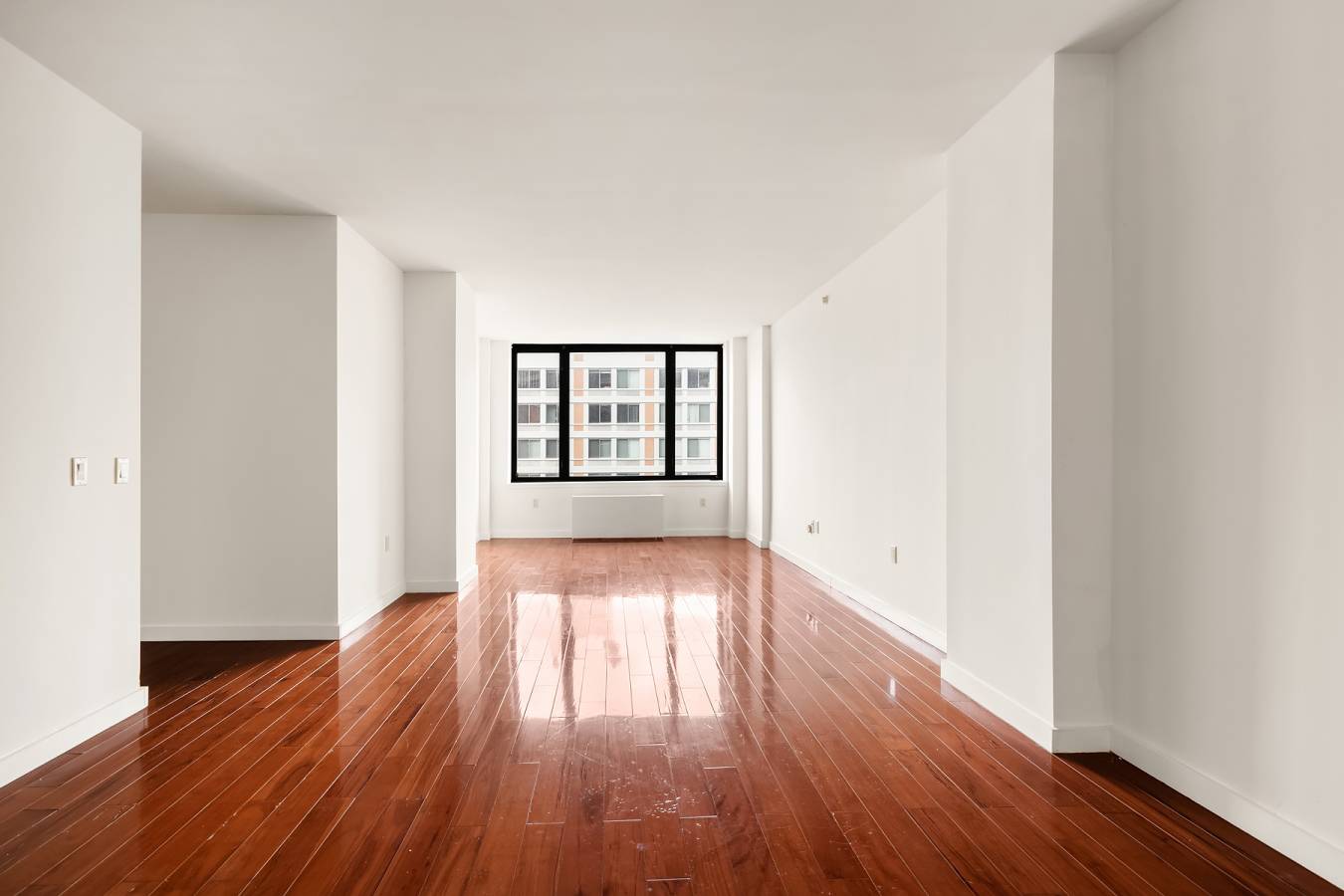 Residence 4E 4E is an amazingly well kept and spacious 2 bedroom, 2 bathroom apartment in prime Harlem.