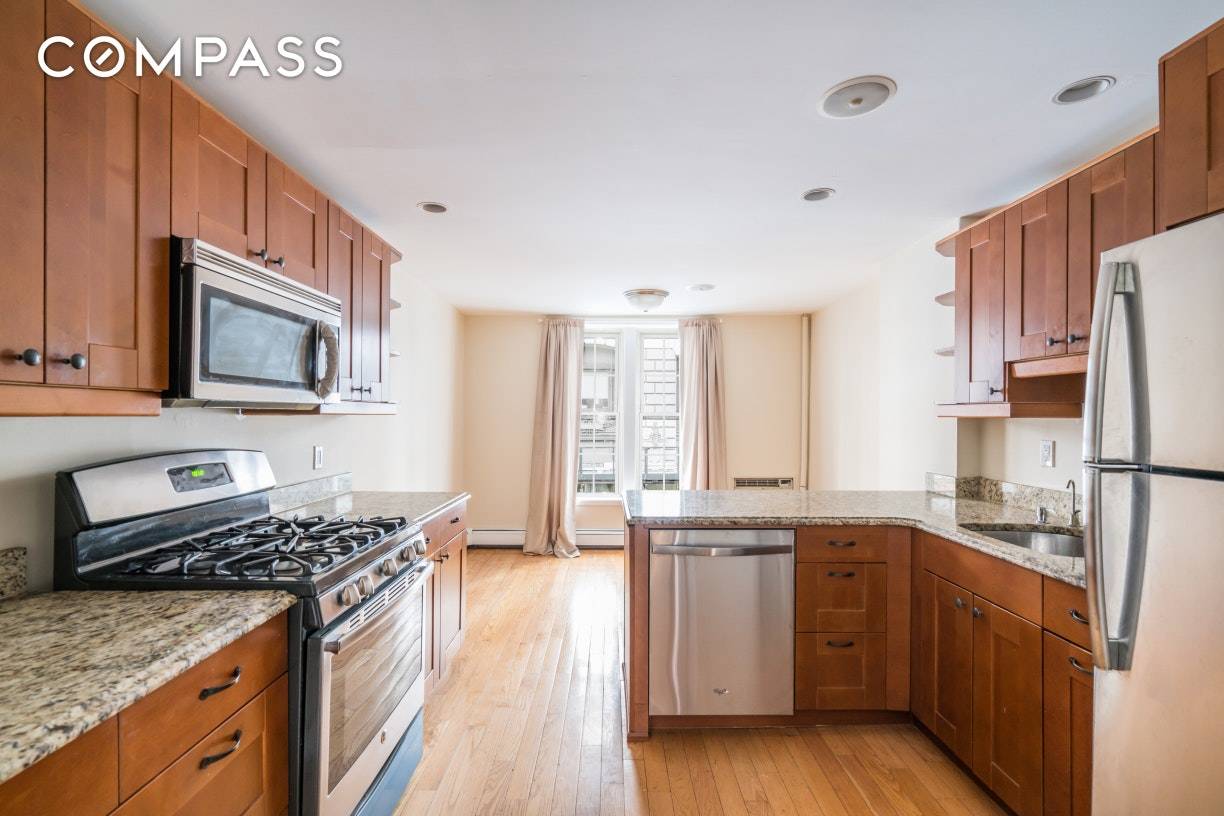 SHARES ARE WELCOME This 2 bedroom, 2 bathroom duplex townhouse apartment is ideally located in Gramercy Park, right next to Union Square.