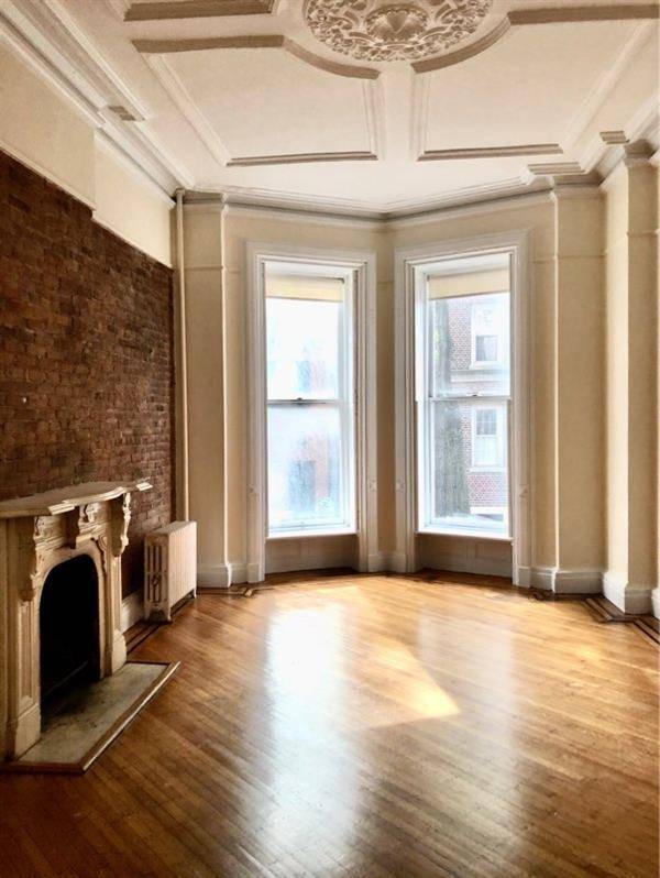 2 Bed Top Floor Brownstone The apartment is located on Cranberry Street, in Brooklyn Heights.