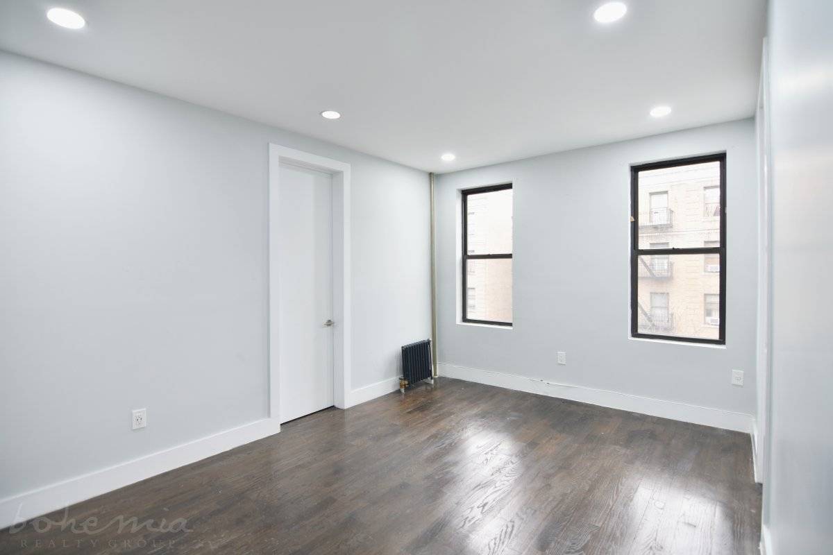 This beautiful 2 bedroom apartment is in a great area in Washington Heights.