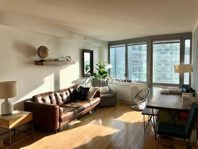 No Fee Inspiring 2 bed 2 bath South facing high floor apartment with great water plus city views of the Manhattan skyline.