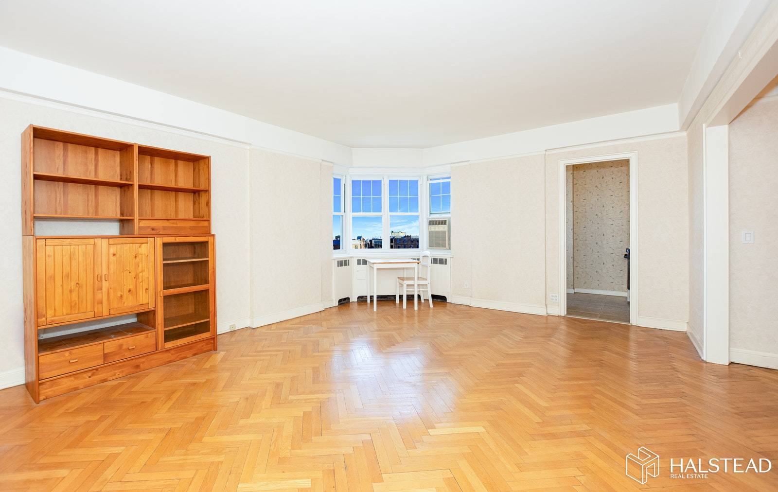 This spacious 553 Sq. Ft studio apartment offers charm, comfort and beautiful city views.
