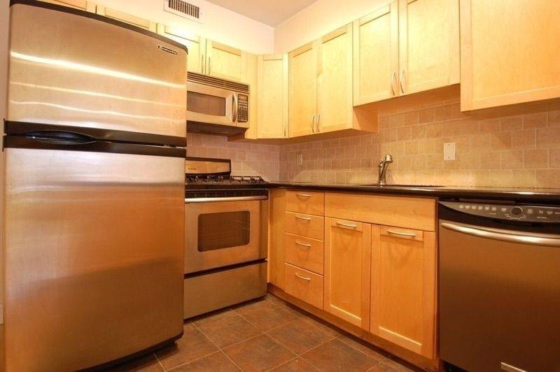 143 Mulberry Apt 2A is a gorgeous and SUNNY 1 bedroom 1 bathroom apartment.