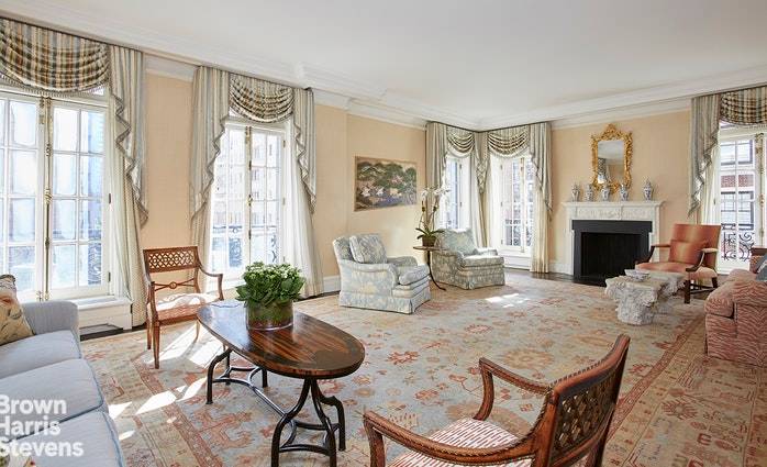 This mint condition 11 room duplex is located in one of Park Avenue's most sought after limestone clad buildings on the northwest corner of 76th Street and Park Avenue.