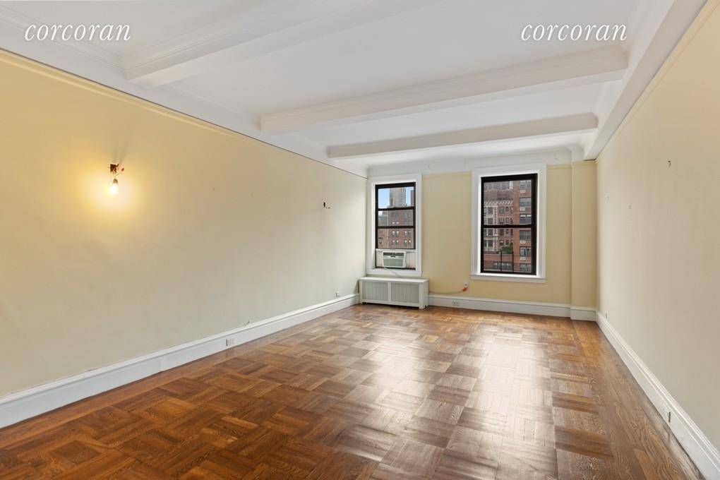 Gorgeous and spacious high floor Classic 6 on Park Avenue, in Carnegie Hill.
