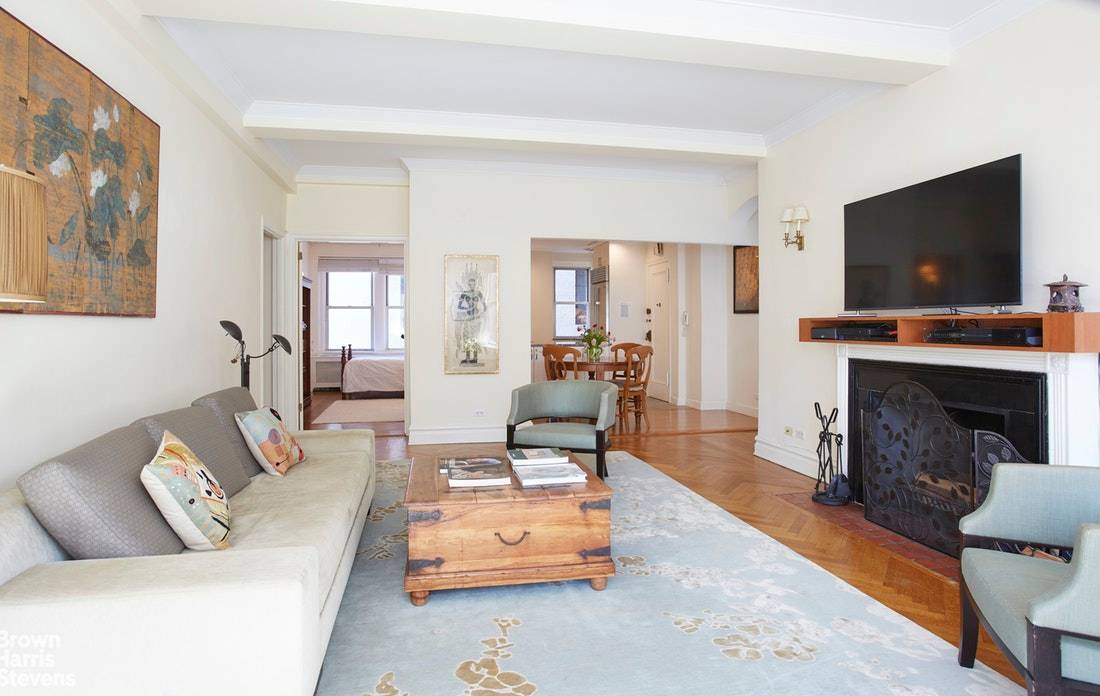 CLASSIC AND PROPORTIONED FIVE ROOM HOMEBeautiful two bedroom, two bathroom with separate dining room awaits you in this gem prewar home on Park Avenue and 81st Street.