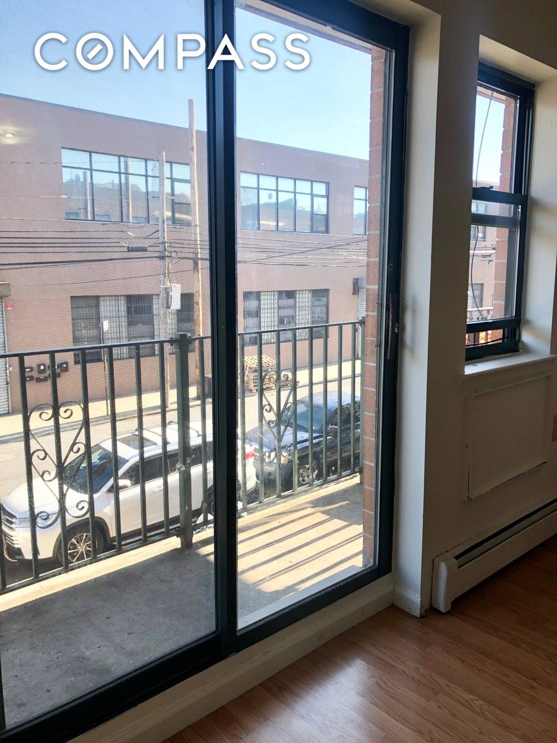 Large 3br 2bath with Balcony in LIC Astoria 34th Ave, 15min commute into the City.