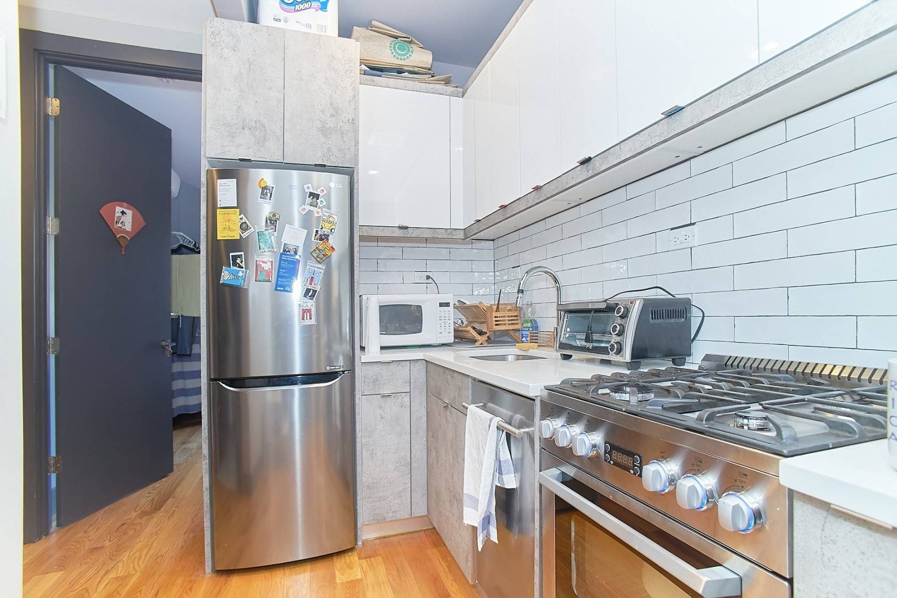 Features Lots of sunlight Hardwood floors amp ; high ceilings Dishwasher Duplex Smart home Bluetooth Common Backyard Microwave Stainless Steel Appliances Stone Kitchen Counter tops Common Roof Decks Common Laundry ...