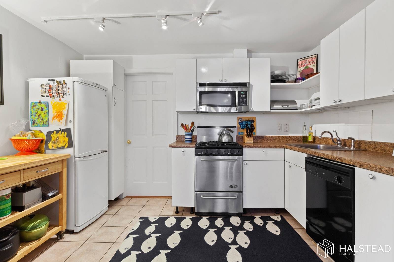 NO FEELovingly maintained garden apartment in an ideal Park Slope location.