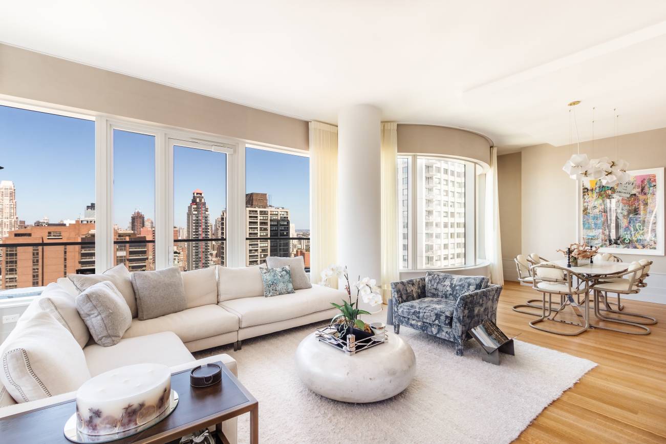 Move right in to apartment 38A at the luxurious 252 East 57th Street condominium.
