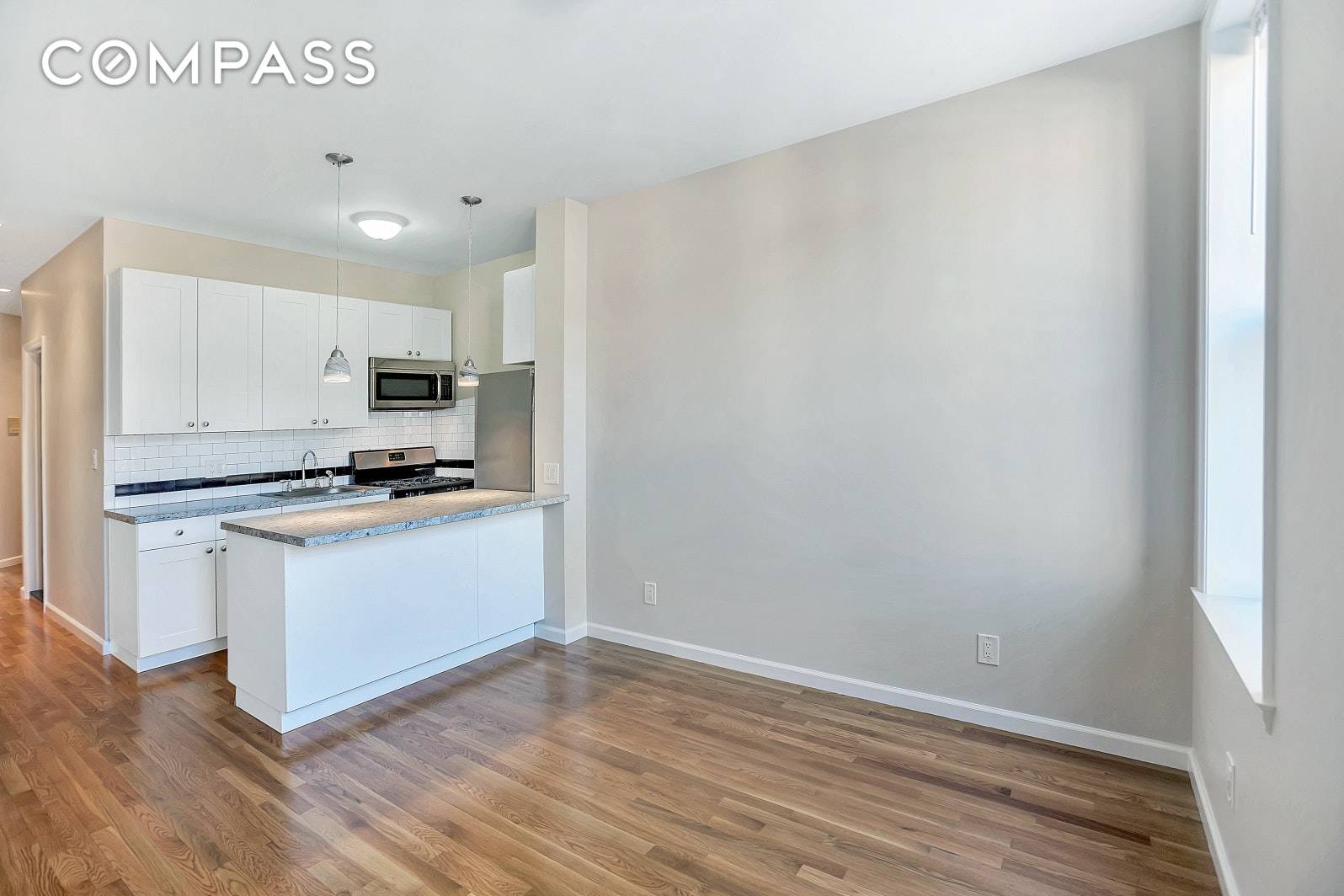 Back on the market ! This newly gut renovated 1BR features an open kitchen layout with brand new stainless steel appliances and spacious high ceilings throughout.