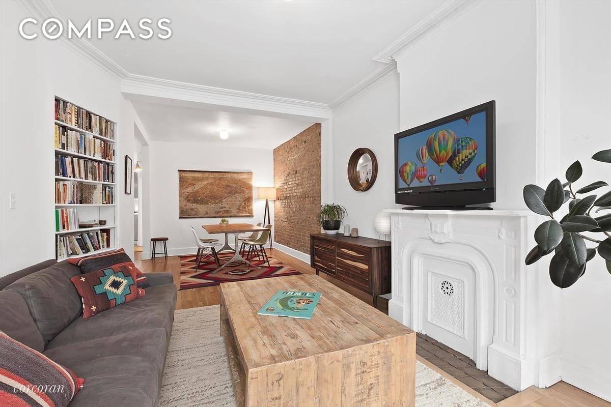NO FEE ! Welcome to 458 7th Avenue, in prime south Park Slope.