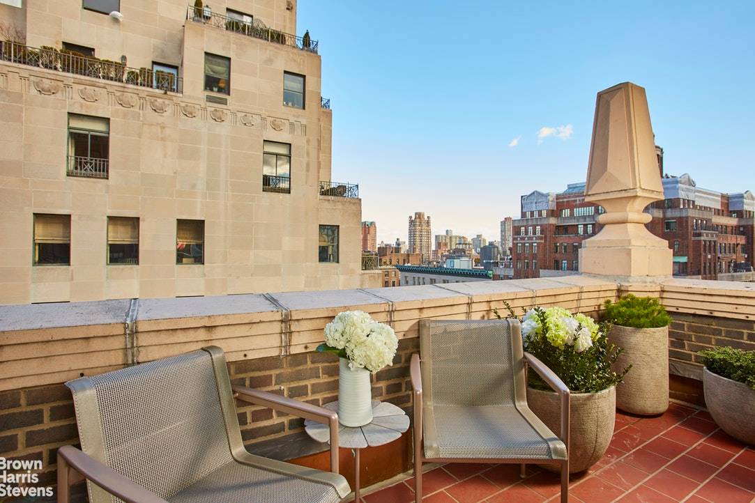 Ideally located at Park Avenue and 71st Street, this high floor front corner classic six with two terraces enjoys open city views and extraordinary sunshine.