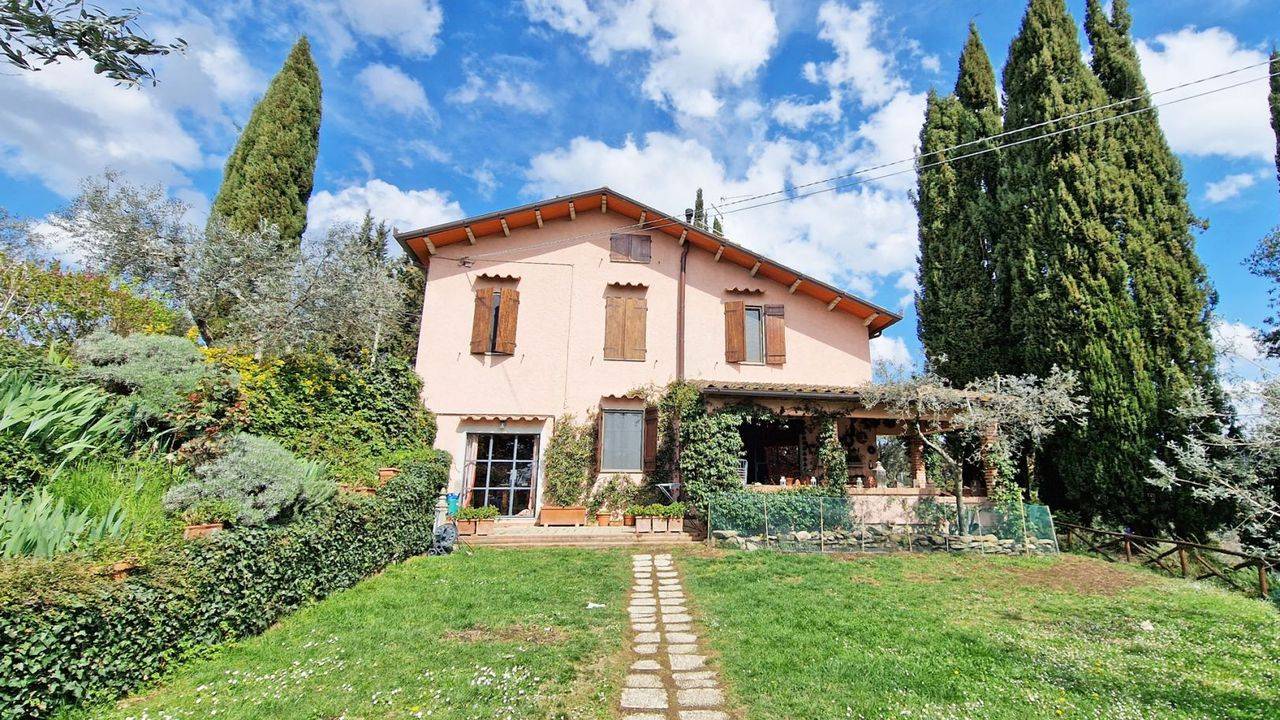 Villa with swimming pool, attic, tool shed and log cabin for sale on a hilltop in Casentino, Tuscany.