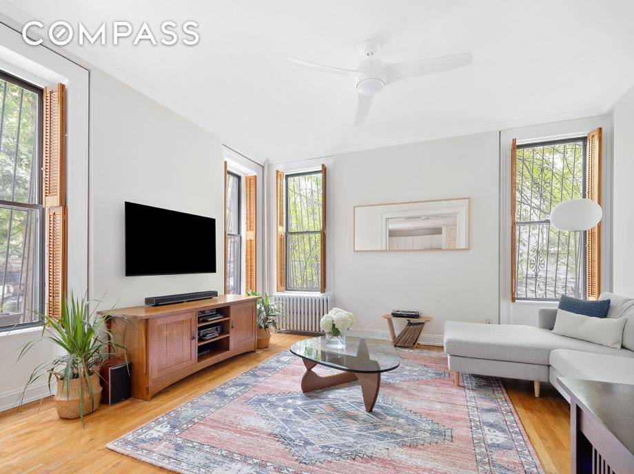 Priced to sell at 1, 250, 000, this sunny and spacious 1, 100 square foot 3BR home in the heart of Park Slope is an incredible value !