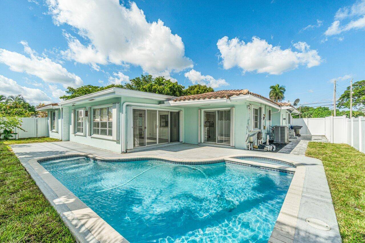 Great Coral Ridge Isles pool home available for rent.
