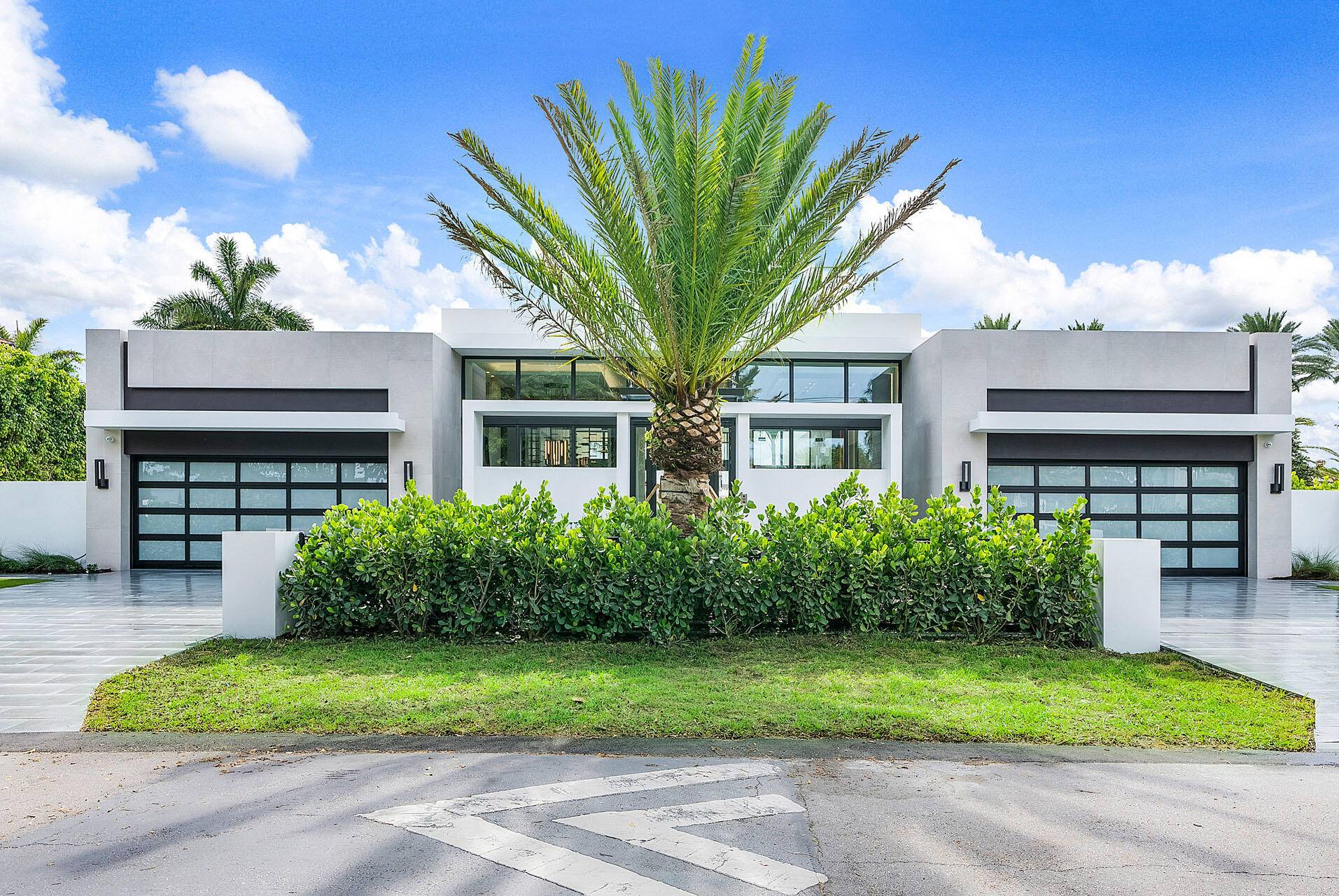 Nearly new Intracoastal home by Borrero Architecture, located in the Estates Section of Boca Raton, in close proximity to the beach.