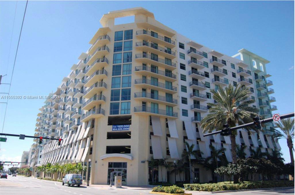 SPACIOUS AND VERY BRIGHT SPLIT PLAN 2 BEDROOM 2 BATHROOM UNIT WITH OPEN EAST VIEWS.
