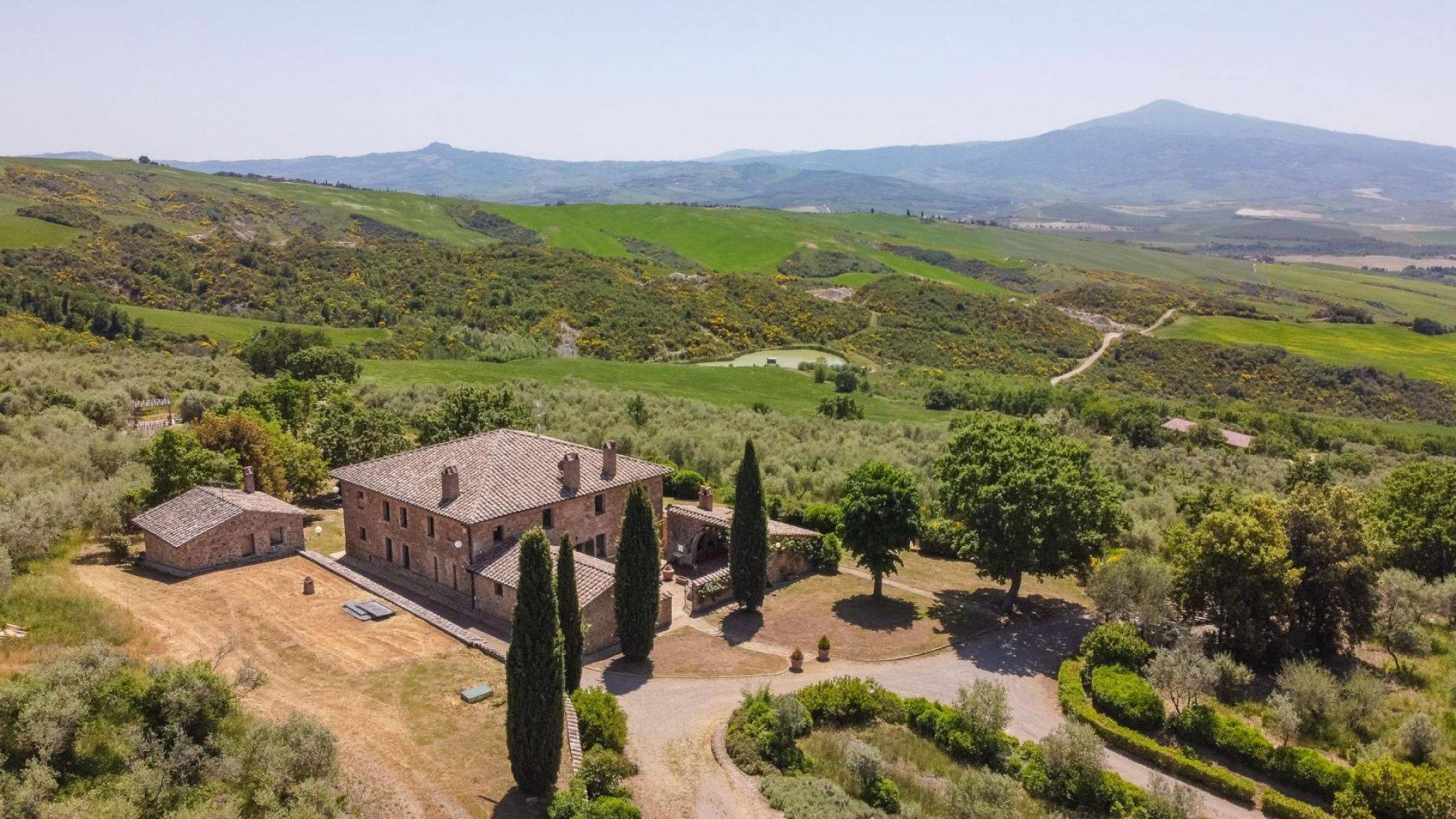 Exclusive sale: 568 acres farmstead with country house, swimming pool and land for sale in Pienza, Siena.