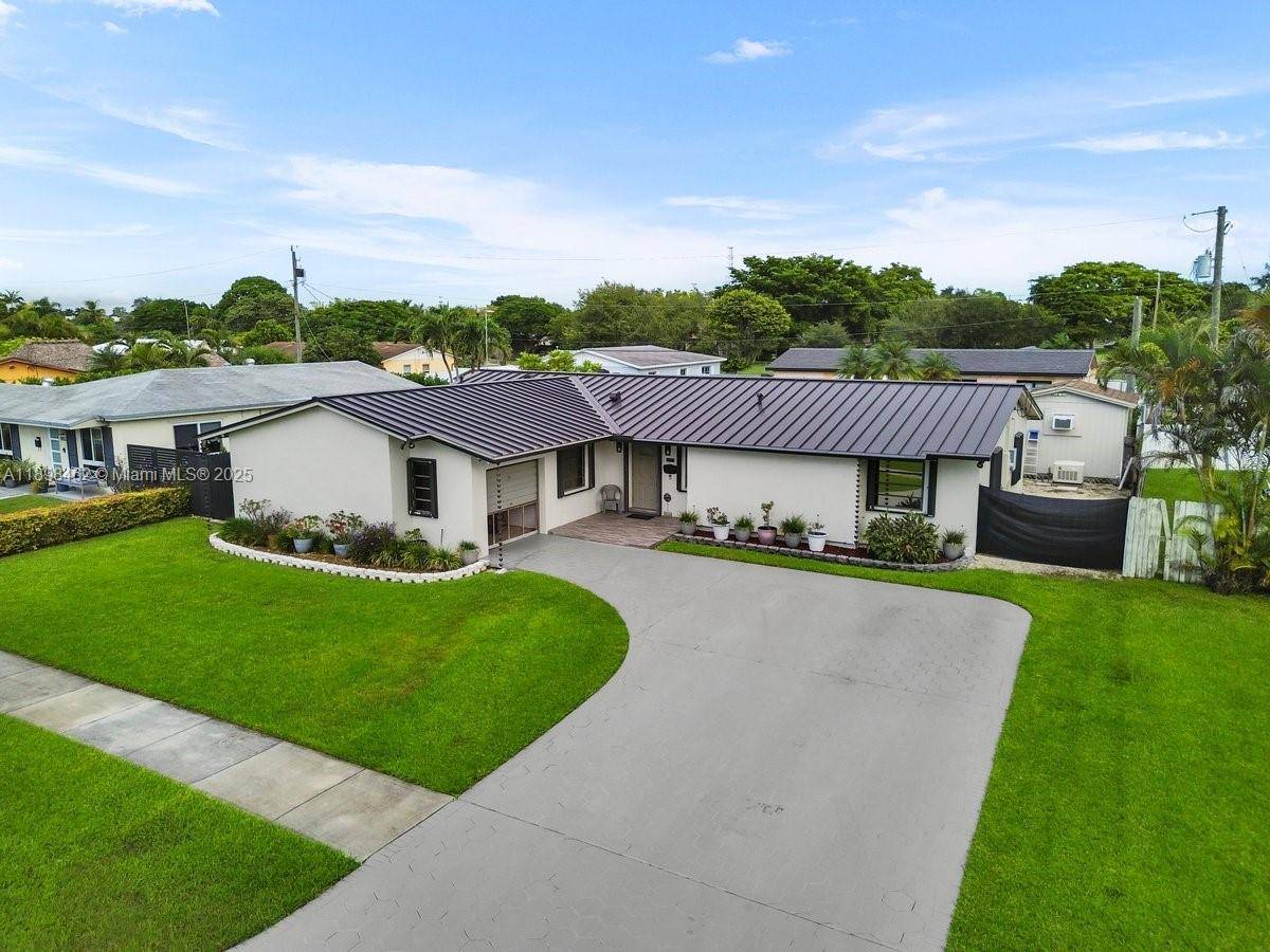 Look no further, here it is, Metal roof, hurricane shutters, beautiful pool, Man cave shed with TV and Air conditioning, Cummins generator, wood kitchen with quartz counter tops, up dated ...