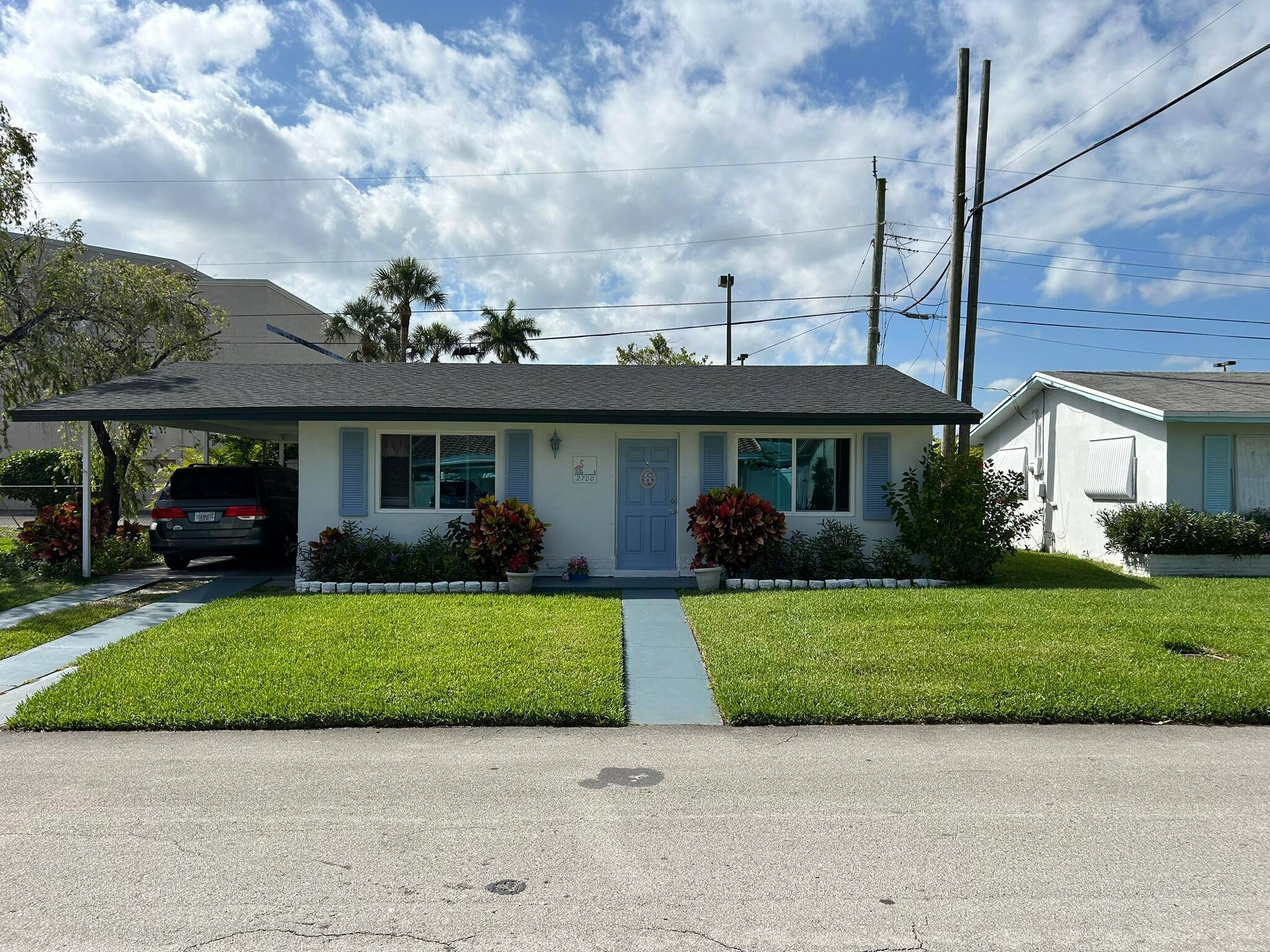 Calling all FIRST tIME HOMEBUYERS, this is a gorgeous two bedroom home priced to sale fast in this quiet neighborhood, that's centrally located to restaurants and shopping.