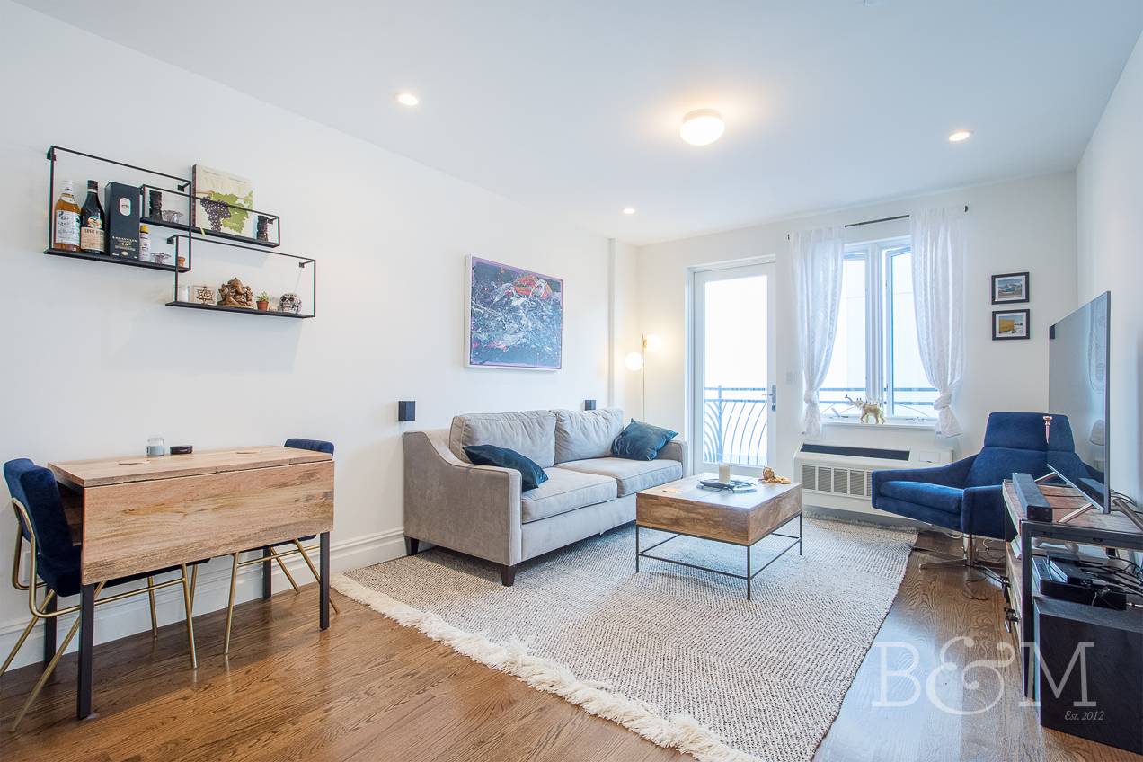 Enjoy this amazing 1 bedroom in the heart of Clinton Hill surrounded by the neighborhood's best restaurants, boutiques and bars.